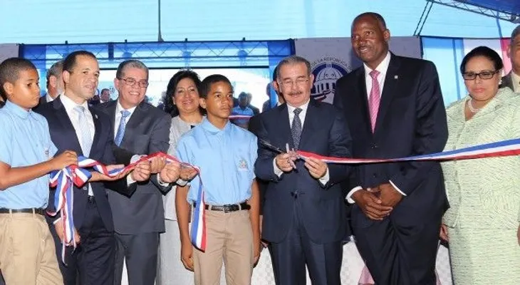 Presidente Medina entrega nueva escuela en San Isidro