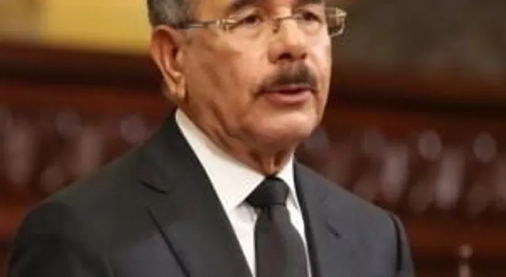 Danilo Medina designa comisión para investigar licitación y adjudicación de Punta Catalina