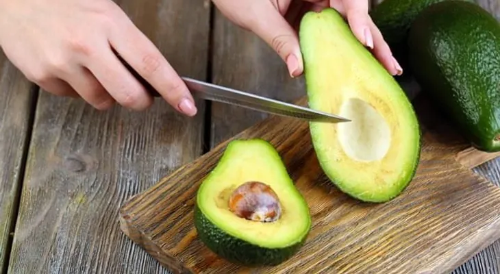 El consumo de aguacate en exceso puede provocar daños; se recomienda la 5ta parte de uno diario