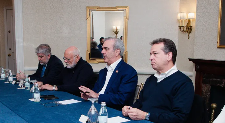 Abinader se reúne con empresarios dominicanos tras su llegada a Washington