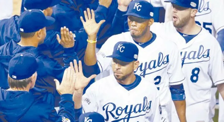 Kansas City se repone y empata la Serie Mundial