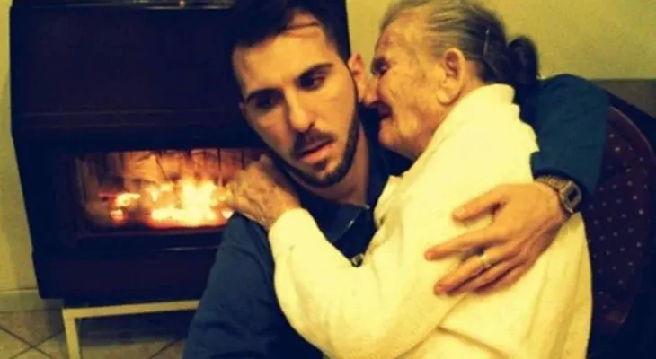 1ra imagen viral 2015: Foto de Giancarlo Murisciano cargando a su abuela 