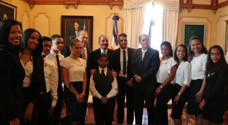Presidente Medina recibe a alumnos dominicanos meritorios de NY, les expresa orgullo