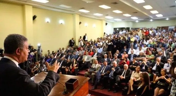 Fernández dicta conferencia sobre ciencias políticas