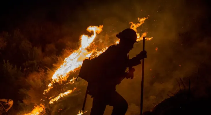 Bomberos luchan contra el incendio más grande en la historia de Los Ángeles