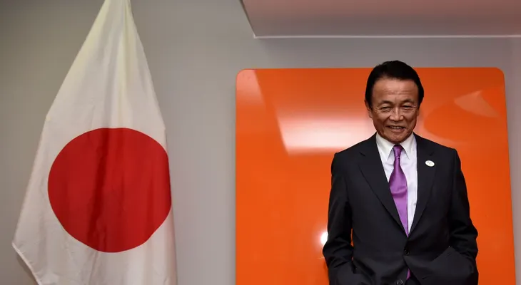 Exprimer ministro de Japón se disculpa por citar a Hitler