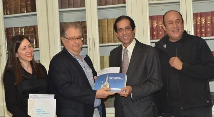Montalvo recibe Plan de Acción y Agenda de Cultura para Desarrollo de Santiago