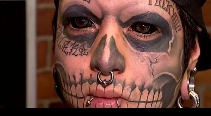 Para parecer una calavera, se ha hecho más de 100 tatuajes