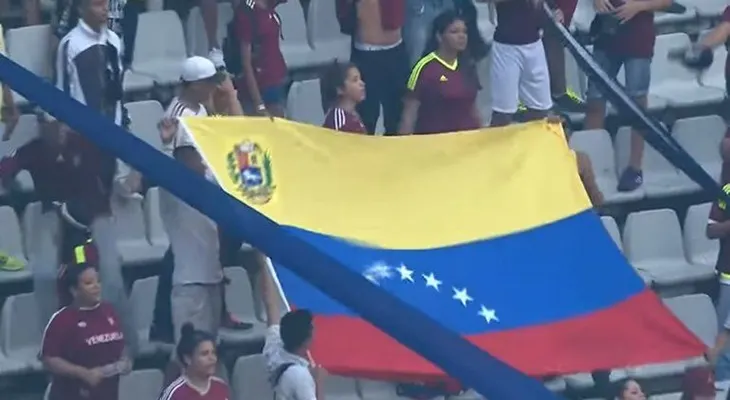 Venezolanos les cantan a Maduro: "Y va a caer, y va a caer, este gobierno va a caer"