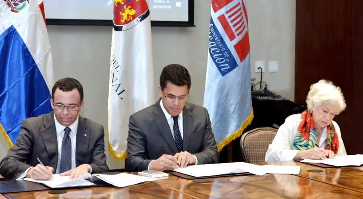 Ministro Andrés Navarro y el alcalde David Collado firman acuerdo para impulsar educación ciudadana