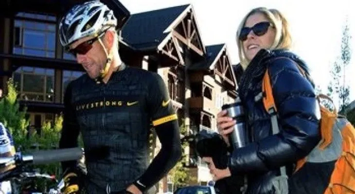 Lance Armstrong chocó autos y pidió a su novia culparse 