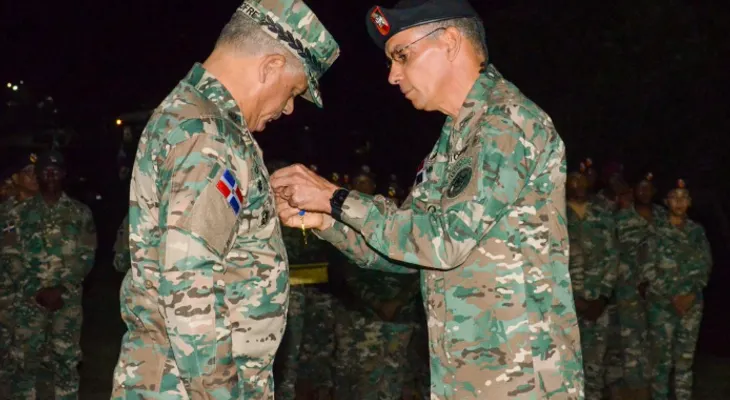 Ejército reconoce a 571 miembros con condecoraciones