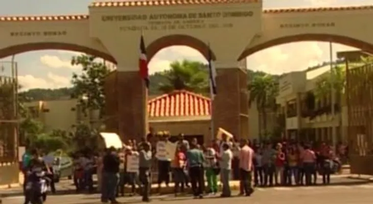 Protestan en UASD de Bonao en demanda del 5%