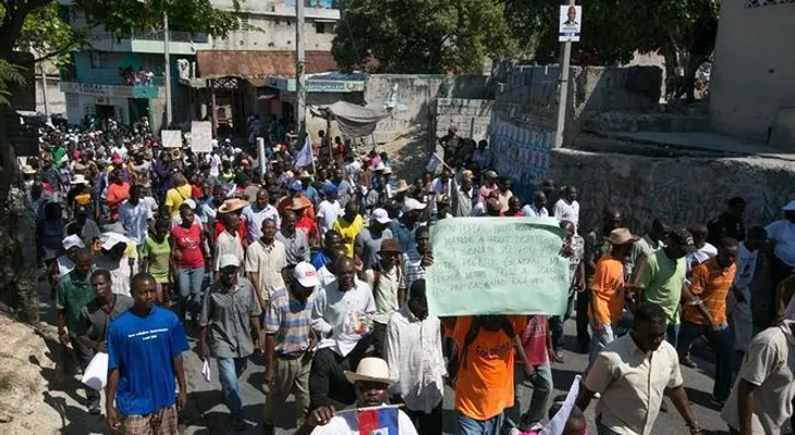 Cientos de personas protestan en Puerto Príncipe por subida de salarios