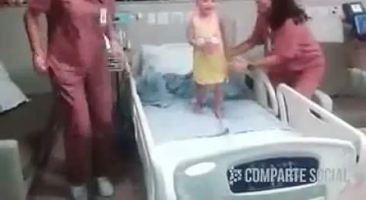 Esta niña con cáncer se levanta y se pone a bailar con las enfermeras (VÍDEO)