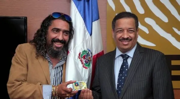 JCE entrega a Diego "El Cigala" su Cédula de Identidad