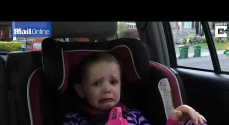 Niña de 4 años llora porque extrañará a Obama