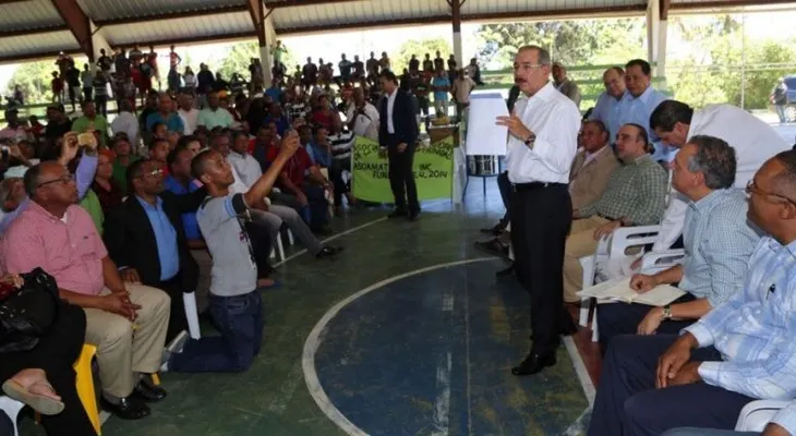 Danilo Medina otorga financiamiento a pescadores y productores de miel, en Matanzas