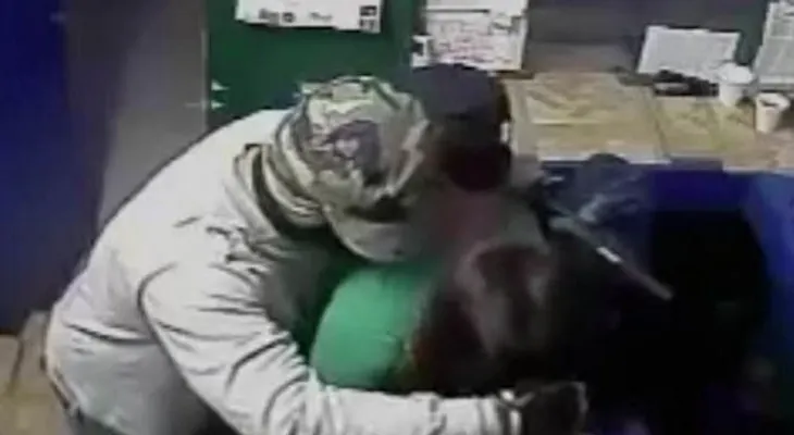 Ladrón abraza y besa a pareja que asaltó 