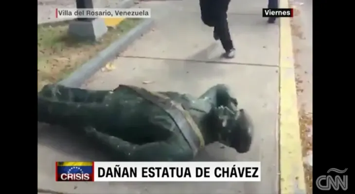 Una imagen hace poco impensable en Venezuela: derriban y pisotean estatua de Hugo Chávez