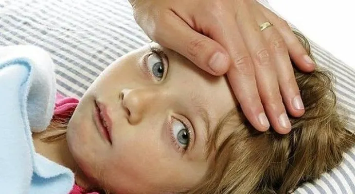 12 errores que suelen cometer los padres cuando sus hijos tienen fiebre