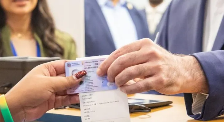 Abinader deroga restricción de edad para licencias de conducir y unifica vigencia en cuatro años