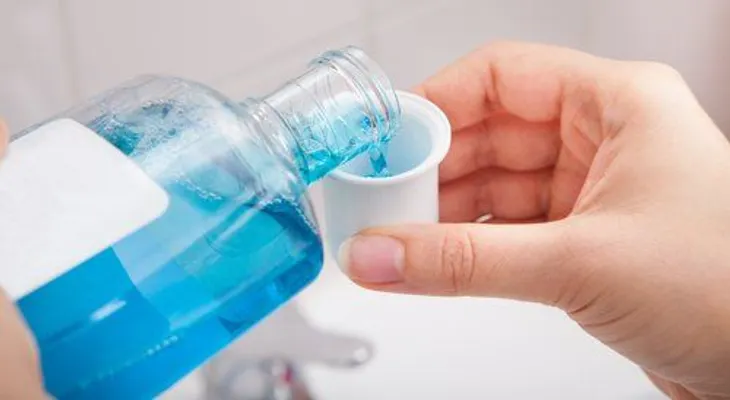 El enjuague bucal cura hongos en las uñas