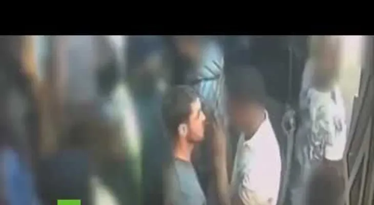 Un joven rocía ácido en un club nocturno lleno de gente