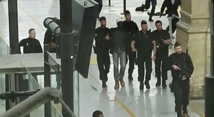 Arrestan hombre con cuchillo en estación de tren París 