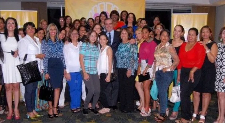 Movimiento de mujeres anuncia apoyo a Abinader
