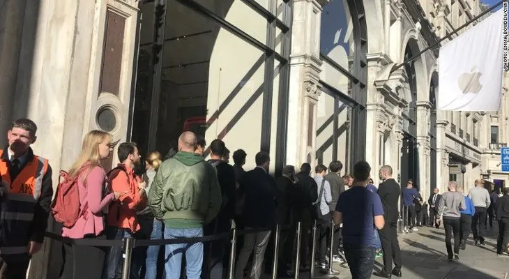 Ya salió a la venta el iPhone 8 y esta fue la sorpresa que dieron las filas