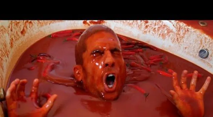 Esto es lo que pasa si tomas un baño de salsa picante