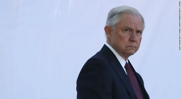 Jeff Sessions no reveló reuniones con rusos para obtener autorización de seguridad