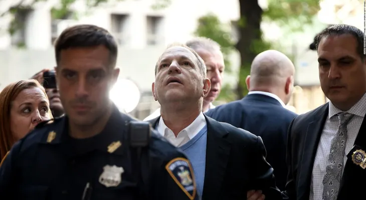 Jurado investigador acusa a Harvey Weinstein de violación y acto sexual criminal