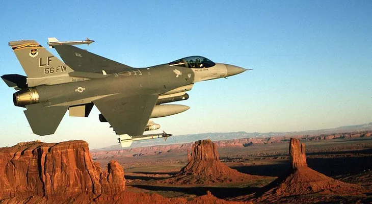 Hallan restos humanos en el lugar del accidente de un F-16 en Arizona
