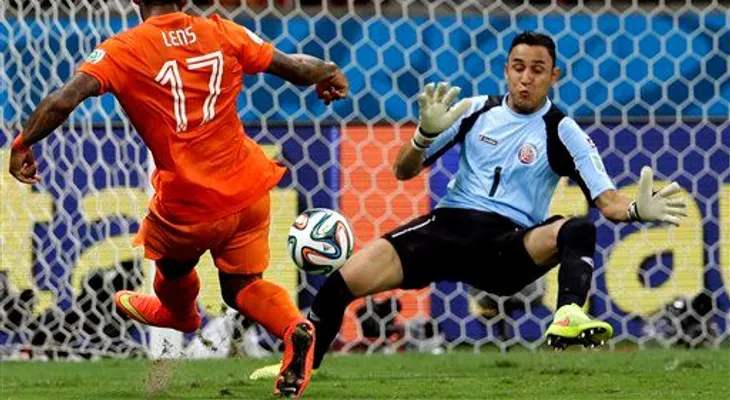 Holanda gana en penales a Costa Rica y avanza a semis