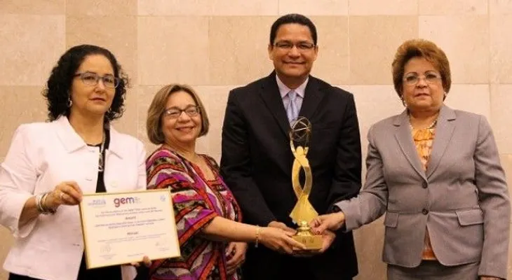 UIT y ONU Mujeres otorgan premio a Magaly Pineda de CIPAF