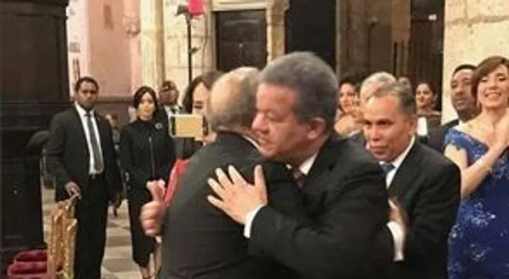 Leonel y Danilo se abrazan en boda de la hija del mandatario, Candy Sibeli