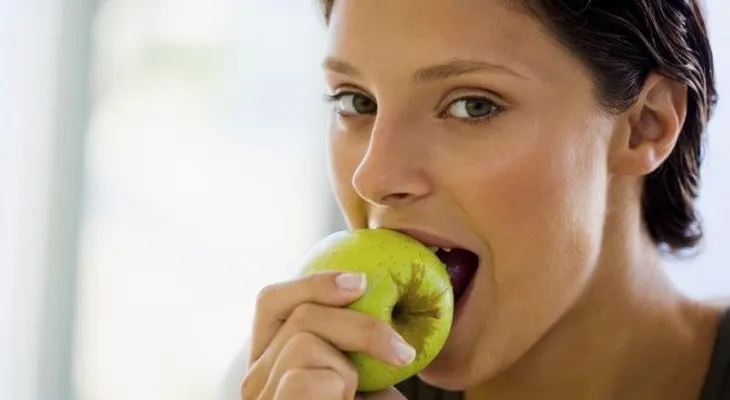 Beneficios secretos de consumir manzana 