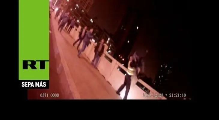 Un policía evita que un suicida ebrio salte de un puente