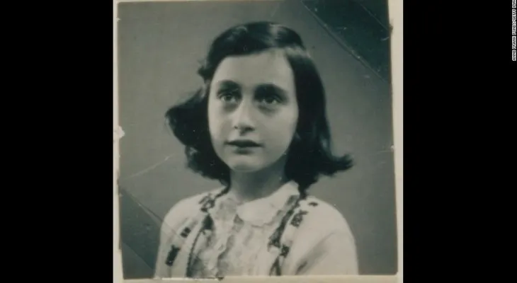 Esta joya encontrada en un campo de concentración tendría un vínculo con Ana Frank, según investigadores