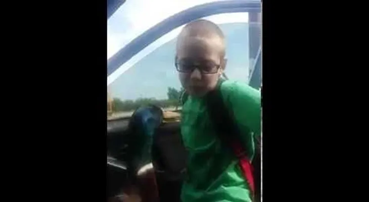 Este pato recibe así: Supequeño humano cuando llega del colegio (Video)