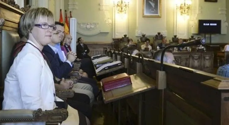 En España juramentan primera regidora con síndrome de Down
