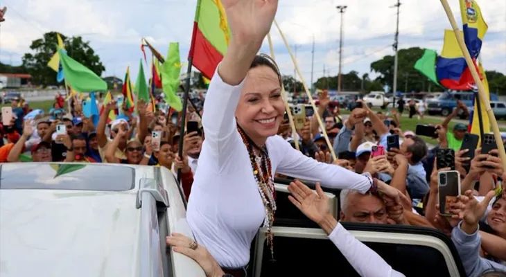 Seguidores de Machado la reciben con cánticos de "libertad" en su regreso a Venezuela