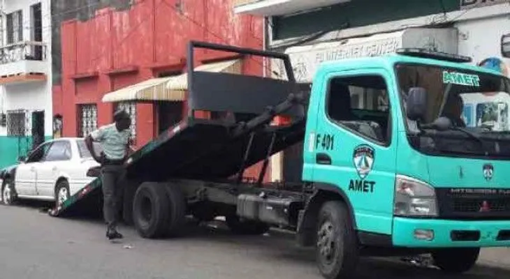 Amet retira chatarras de calles y aceras