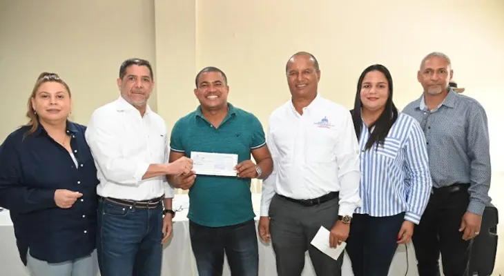 Limber Cruz entrega más de 50 millones a productores de SF de Macorís
