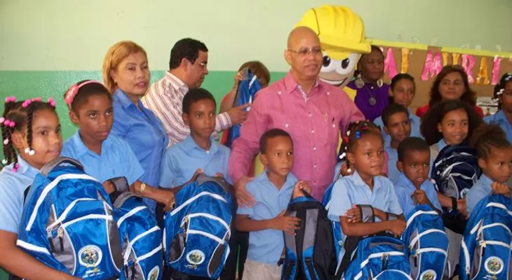 EDE Este dona 2,680 mochilas y útiles escolares a estudiantes de su área de concesión