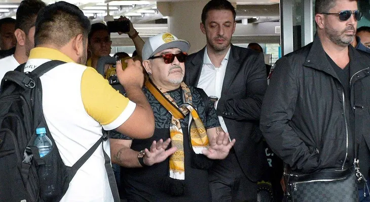 Vecinos del barrio bloquean mudanza de Diego Maradona en México