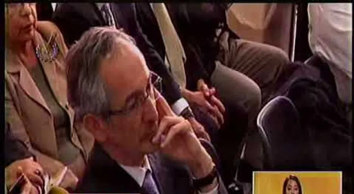 Álvaro Colom sale de prisión