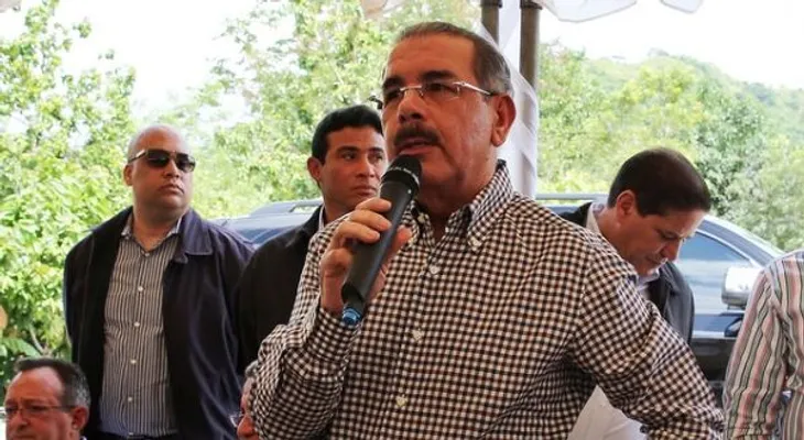 Danilo Medina se reúne con colonos azucareros en primera visita sorpresa de nuevo mandato